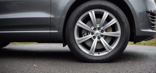 découvrez nos conseils pour un nettoyage efficace et en profondeur des pneus de votre voiture afin de préserver leur aspect et leur durabilité.